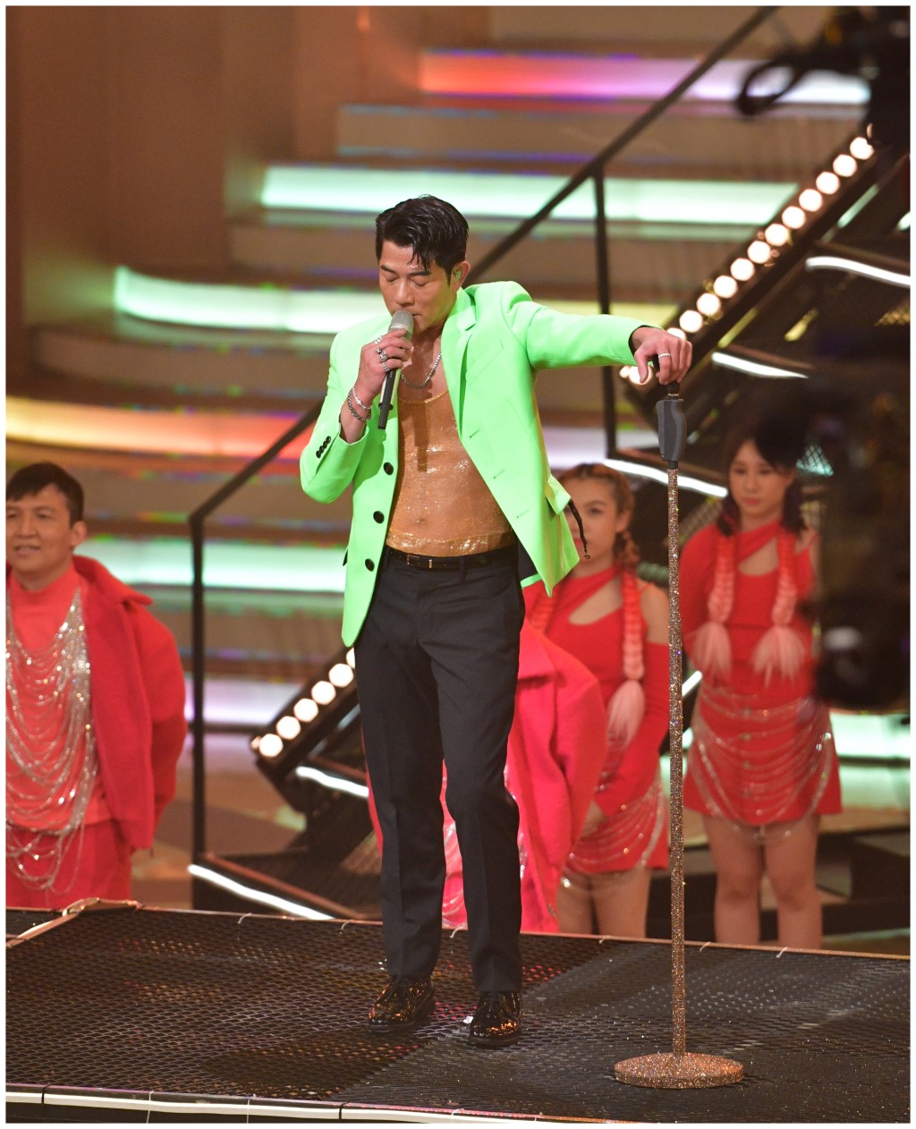 唱出三首熱門金曲。